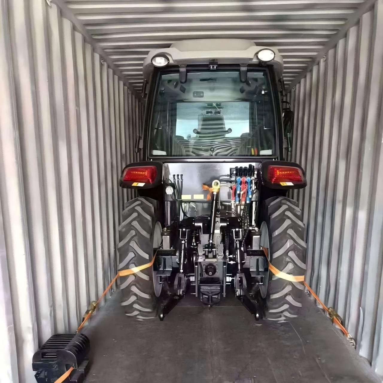 Traktor 50HP yang disesuaikan untuk pelanggan Panama telah dikirimkan.