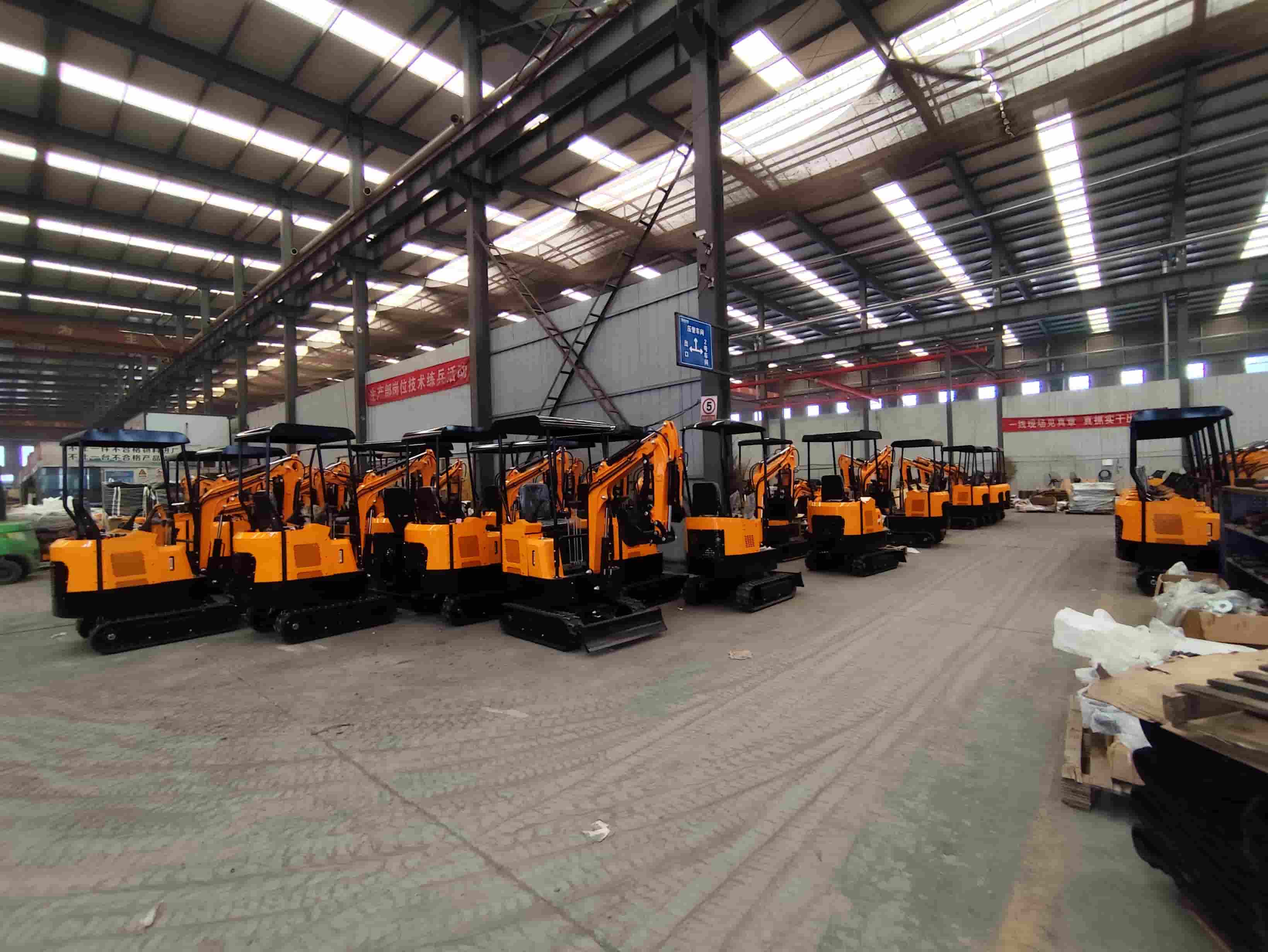 Lini produksi sibuk dengan aktivitas karena pesanan mini excavator Glorymax di luar negeri terus meningkat.